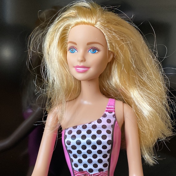 Beach Barbie in Pink - Picture 3 of 7